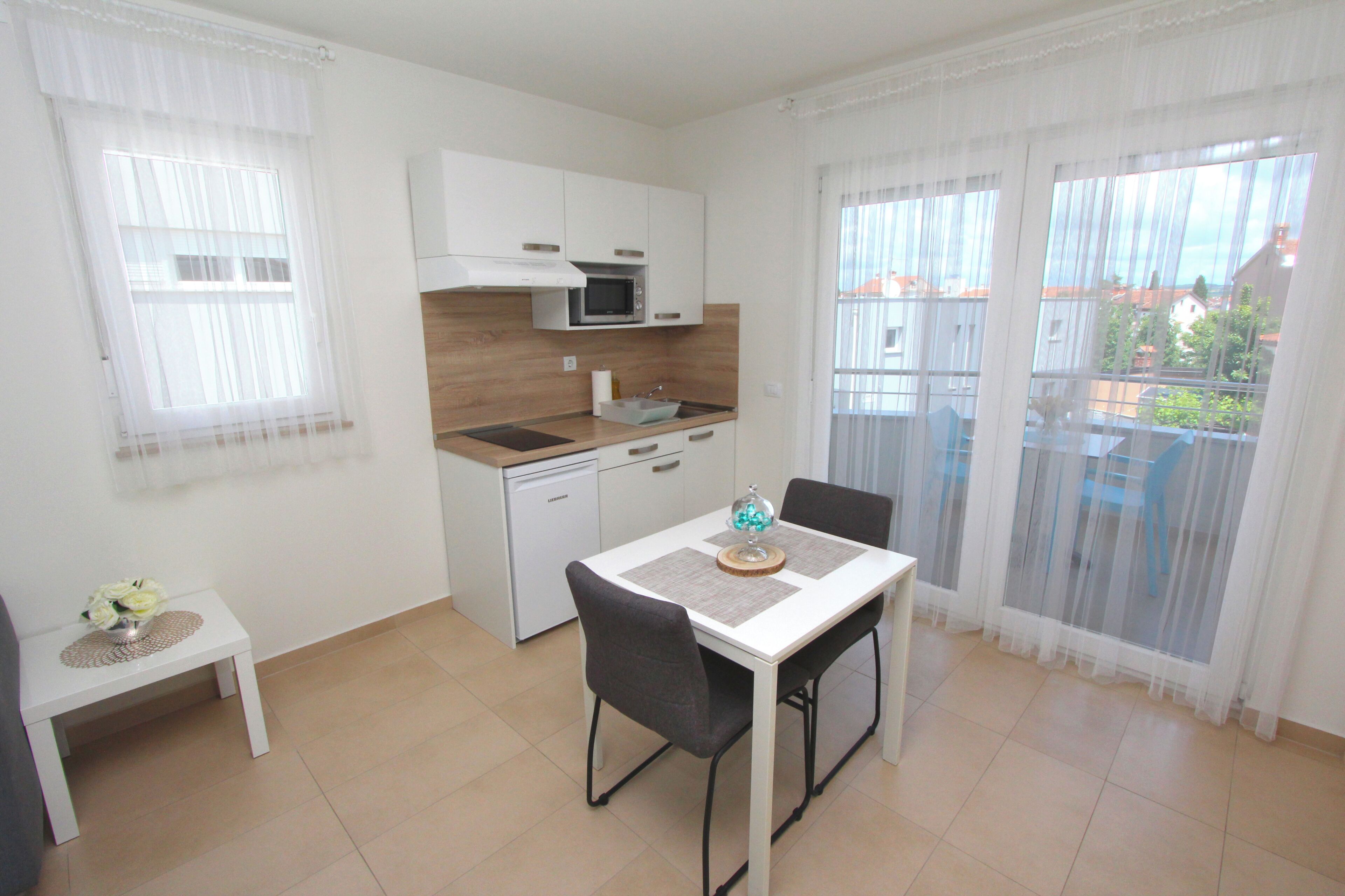 Studio - balkong (3) | Eget kök | Kylskåp, mikrovågsugn, spishäll och kaffe- och tebryggare