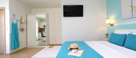 Studio, Balcony (3) | Living area | 40-inch flat-screen TV with satellite channels, TV