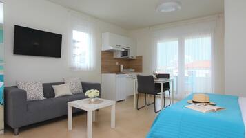 Studio, balkong (1) | Oppholdsområde | En 40-tommers Flatskjerm-TV med Parabol-TV samt TV