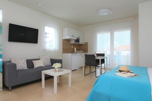 Studio - balkong (1) | Vardagsrum | 40-tums platt-tv med satellitkanaler och tv