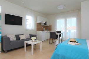 Studio, balcon (1) | Coin séjour | Télévision à écran plat de 40 pouces avec chaînes par satellite