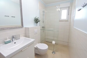 Shower, hair dryer, towels - Studio Emanuel (Rovinj)