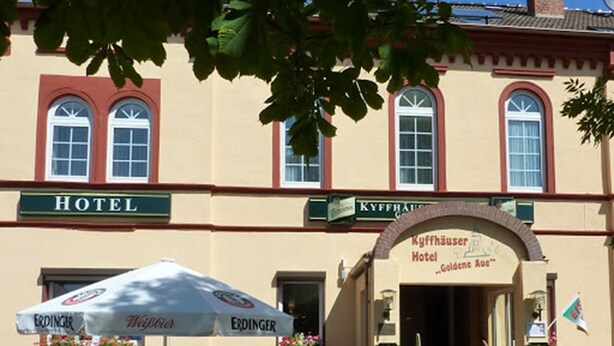 Un hôtel doté d’une terrasse et d’une enseigne indiquant qu’il s’agit d’un « hôtel ».