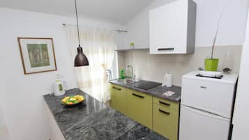 Appartement, 1 slaapkamer | Privékeuken | Een koelkast, een kookplaat, een koffiezetapparaat/waterkoker