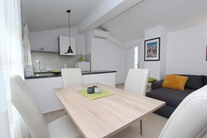 Appartement, 1 slaapkamer | Privékeuken | Een koelkast, een kookplaat, een koffiezetapparaat/waterkoker