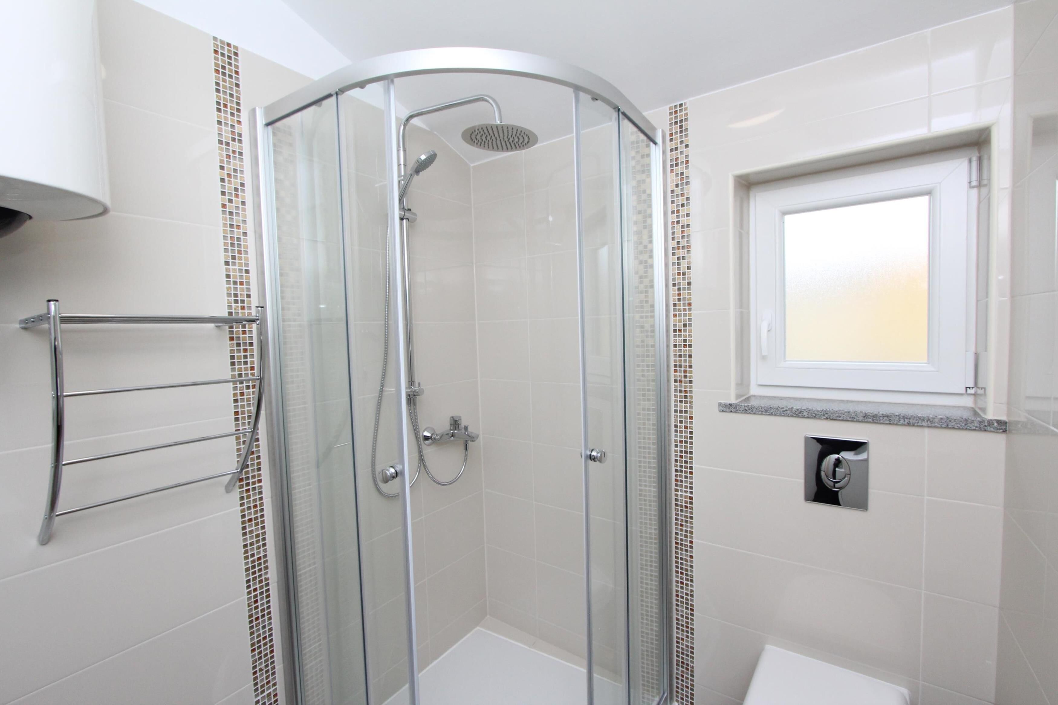 Studio | Bathroom | Shower, hair dryer, towels