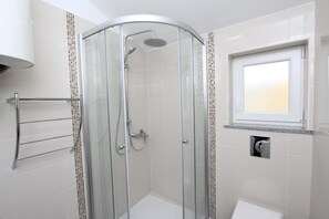 Studio | Bathroom | Shower, hair dryer, towels