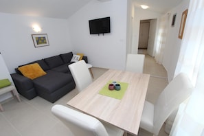 Appartamento, 1 camera da letto | Area soggiorno | TV a schermo piatto