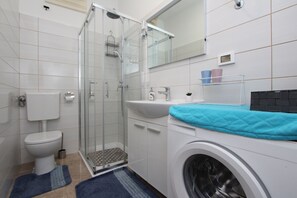 Apartamento, 1 habitación | Baño | Ducha, secador de pelo y toallas