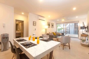 Apartment, 1 Schlafzimmer, Nichtraucher | Essbereich im Zimmer