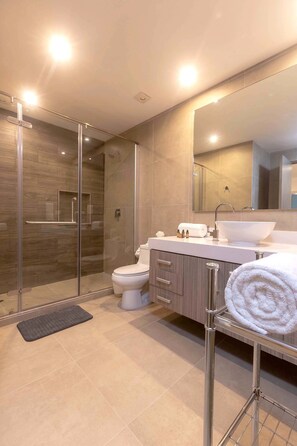 Appartamento, 1 camera da letto, non fumatori | Bagno | Doccia, set di cortesia gratuito, asciugacapelli, asciugamani