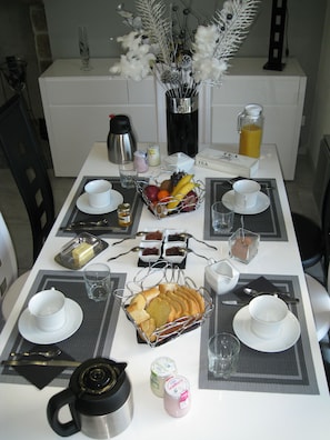 Se ofrece un desayuno continental (6 EUR por persona)