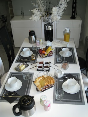 Daily continental breakfast (EUR 6 per person)