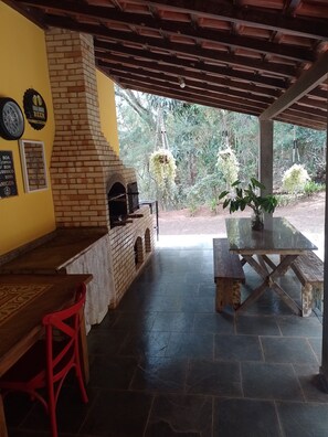 Outdoor dining - Amazing house in a gated community in the mountains, lots of privacy - Paty do Alferes (Paty do Alferes)