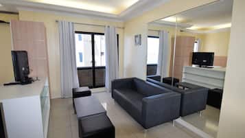 Comfort Studio, 1 Queen Bed, Non Smoking, Beach View | Living area | Flat-screen TV