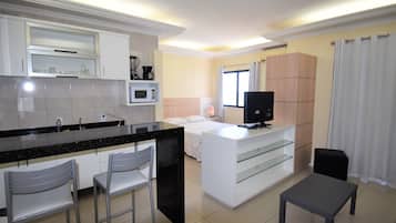 Estúdio conforto, 1 cama Queen, para não fumantes, vista para a praia | Cozinha americana privada | Geladeira, micro-ondas, fogão, cooktop