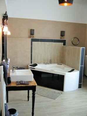 Artículos de tocador gratuitos, secador de pelo, toallas