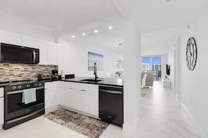 Geladeira, micro-ondas, fogão, cooktop
