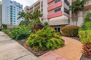 Exterior - Les Pélicans 512 (STR-02428) (Sunny Isles Beach)