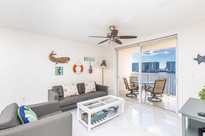 Fernseher, Bücher, Arbeitsbereiche