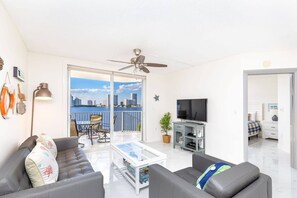 Fernseher, Bücher, Arbeitsbereiche