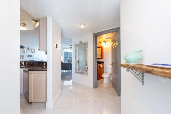 Interior - Les Pélicans 512 (STR-02428) (Sunny Isles Beach)