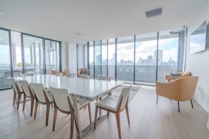 Deluxe Apartment, 1 Bedroom | In-room dining