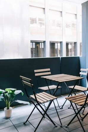Deluxe Apartment, 1 Bedroom | Balcony - Stylish Melbourne Pad with Pool, Gym & Parking (Melbourne)