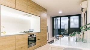 In-room dining - Stylish Melbourne Pad with Pool, Gym & Parking (Melbourne)