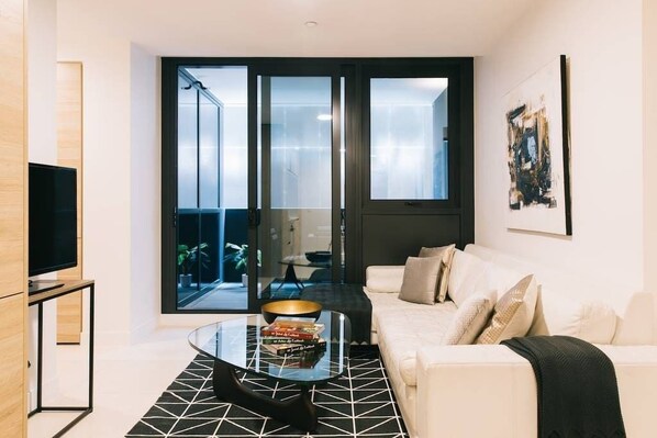 Deluxe Apartment, 1 Bedroom | Living room - Stylish Melbourne Pad with Pool, Gym & Parking (Melbourne)
