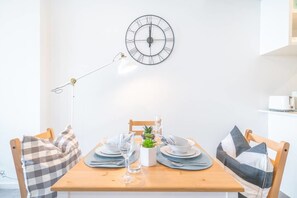 Deluxe-Apartment, 1 Schlafzimmer | Essbereich im Zimmer