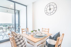 In-room dining - Cosy 1 Bedroom Apartment With Scenic View (South Brisbane)