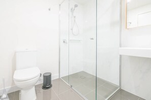 Deluxe-Apartment, 1 Schlafzimmer | Badezimmer | Dusche, kostenlose Toilettenartikel, Haartrockner, Handtücher