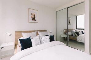 Room - Luxe Pad Near Melbourne's CBD with Views & Gym (Docklands)