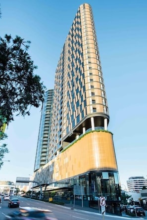Exterior - Stunning Apartment + Infinity Pool & Gym (Fortitude Valley)