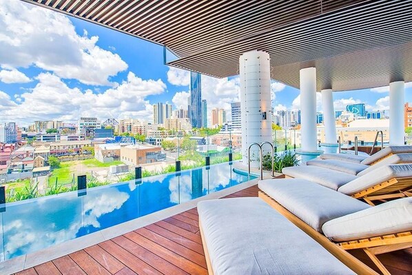 Indoor pool - Funky Pad with Infinity Pool & Gym (Fortitude Valley)