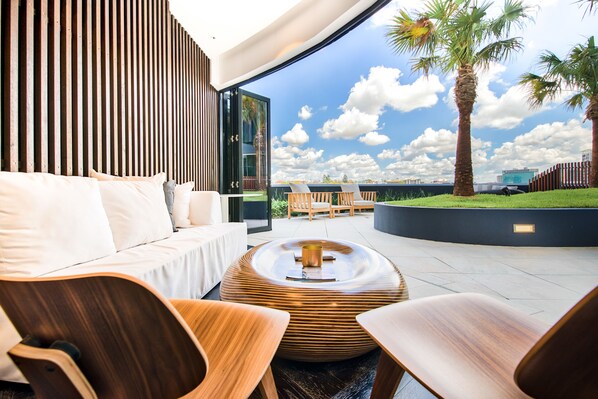 Terrace/patio - Luxury Designer Apartment with Infinity Pool (Fortitude Valley)