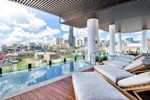 Outdoor pool - Luxury Designer Apartment with Infinity Pool (Fortitude Valley)