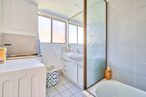 Bathroom - Modern Beach Pad- 150metres walk to the beach (Burleigh Heads)
