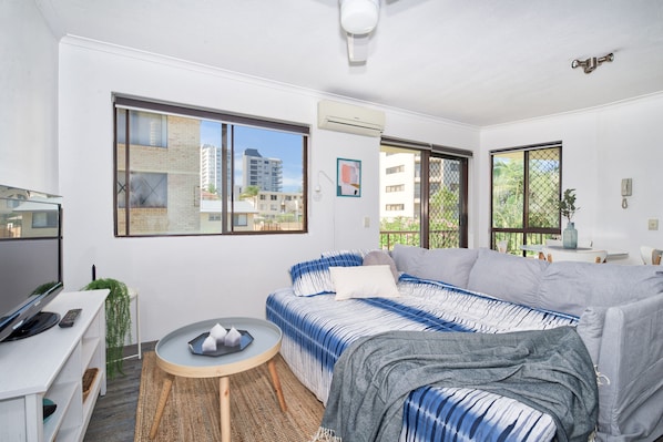 Appartement Deluxe, 2 chambres | Salle de séjour | Téléviseur à DEL
