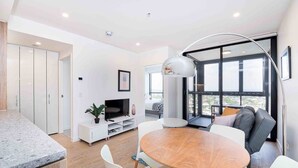 Deluxe House, 1 Double Bed with Sofa bed | In-room dining - Deluxe, Designer Home - CBD, Train Station, Views (South Brisbane)