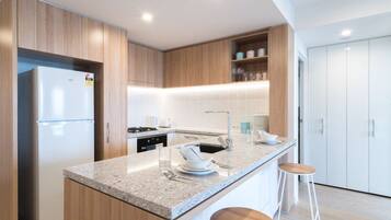 Deluxe Apartment, 1 Bedroom | Private kitchen | Fridge, microwave, oven, stovetop