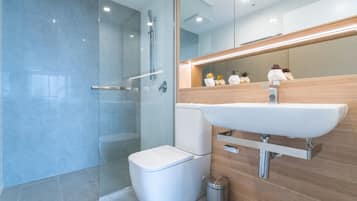 Deluxe Apartment, 1 Bedroom | Bathroom | Shower, free toiletries, hair dryer, towels