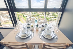 In-room dining - Immaculate Apartment w Balcony & Pool (South Brisbane)