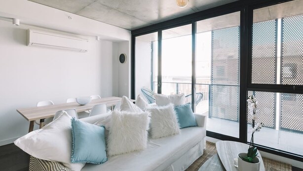 Living area - Designer Apartment - 5 min to CBD, St Kilda and Albert Park (South Melbourne)