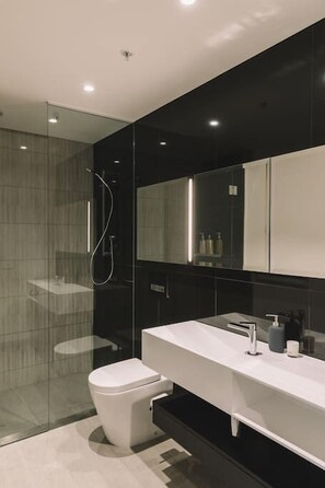 Deluxe Apartment, 1 Bedroom | Bathroom | Shower, free toiletries, hair dryer, towels - Designer Apartment - 5 min to CBD, St Kilda and Albert Park (South Melbourne)