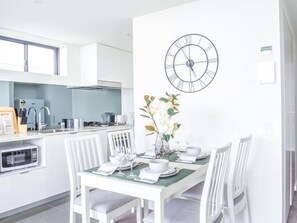 Deluxe Apartment, 2 Bedrooms | In-room dining - Deluxe 2 Bedroom Apartment With Parking (South Brisbane)