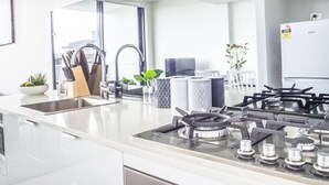 Deluxe Apartment, 2 Bedrooms | Private kitchen - Deluxe 2 Bedroom Apartment With Parking (South Brisbane)