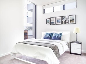 Apartamento luxo, 2 quartos | 2 quartos, cofres nos quartos, ferros/tábuas de passar roupa