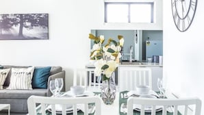 Deluxe Apartment, 1 Bedroom | In-room dining - Refined And Modern Pad Close To Brisbane CBD (Fortitude Valley)